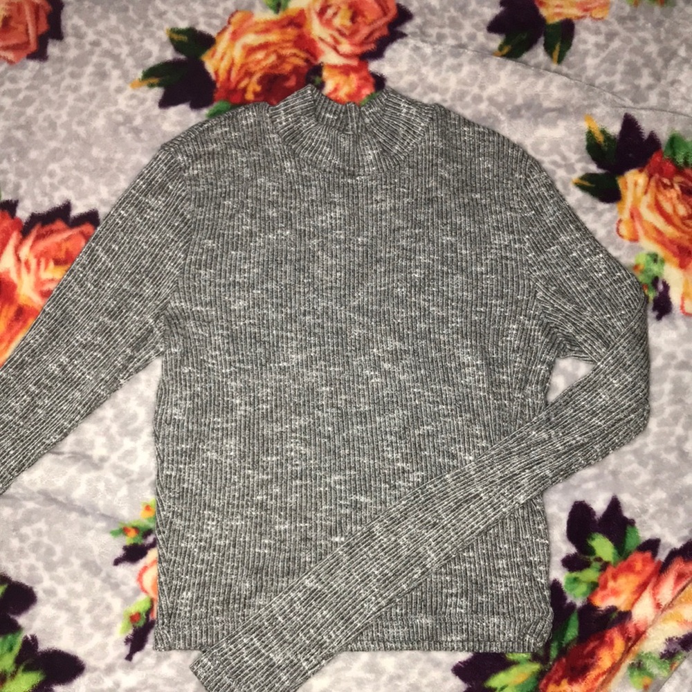 Semi-cropped long sleeve ripped shirt